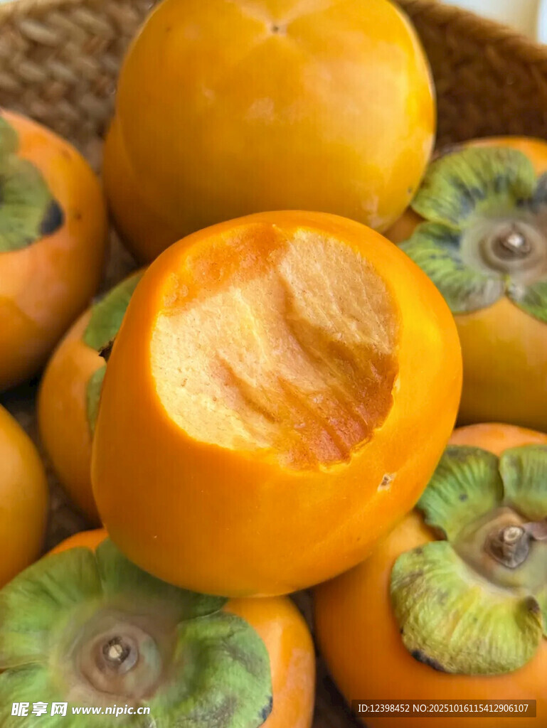新鲜柿子