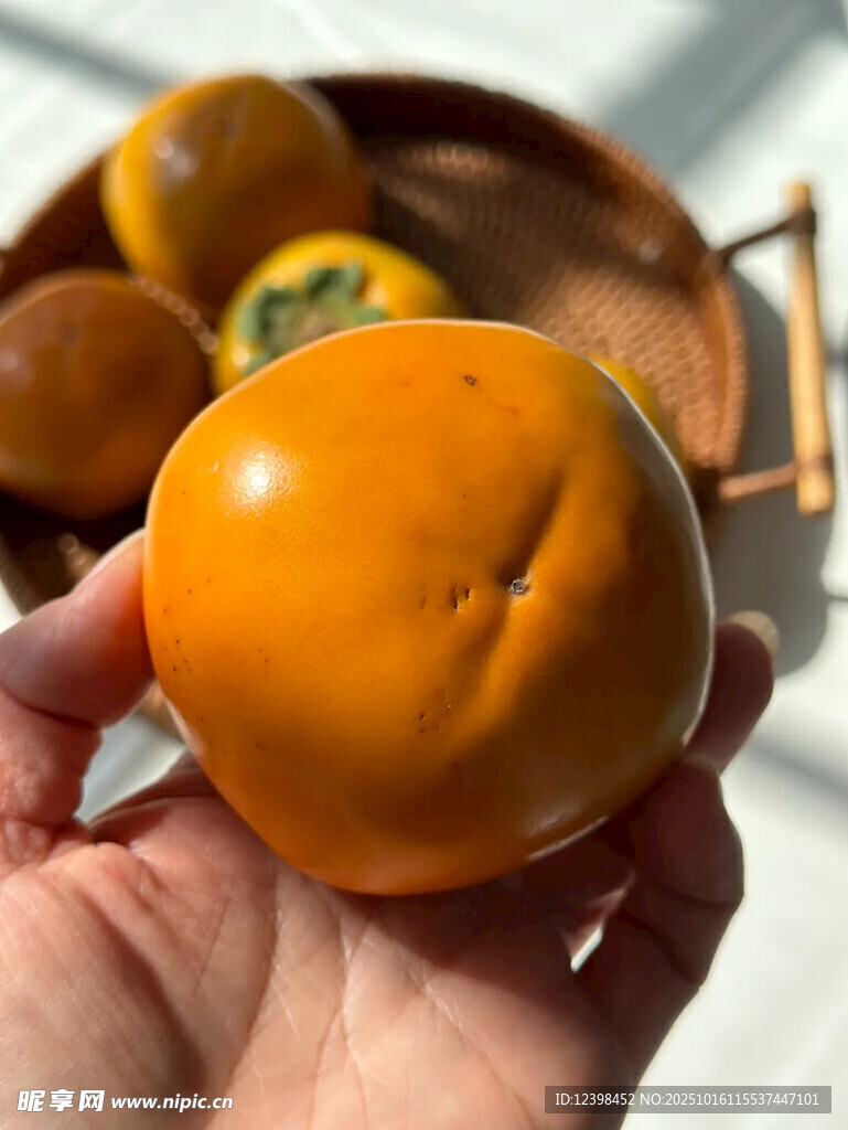 手捧鲜橙柿子