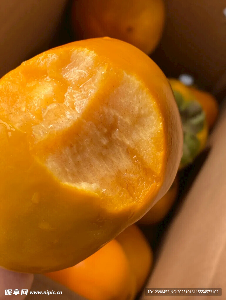 剥开的黄澄澄柿子果肉