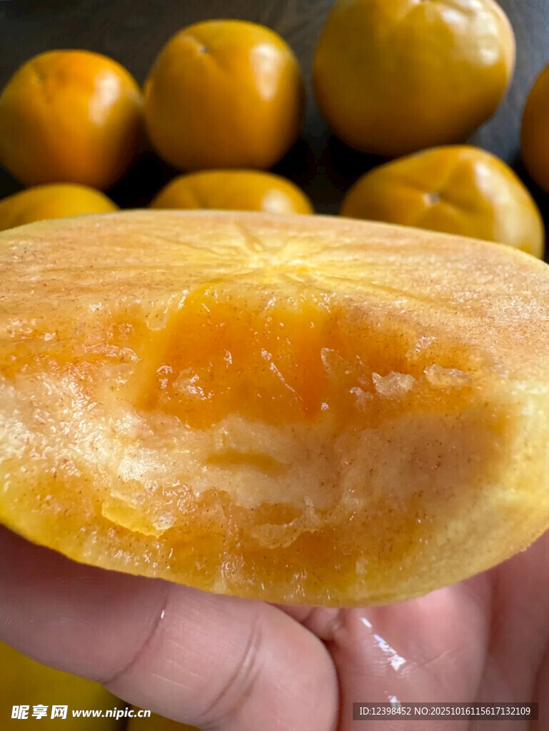 香甜软糯的黄心柿子果肉