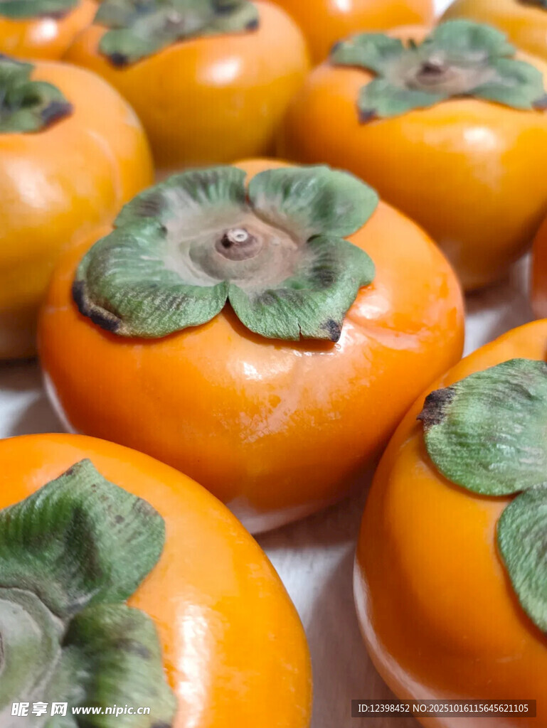 新鲜饱满的柿子果实