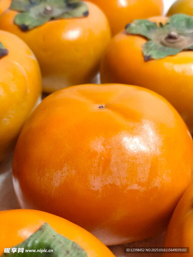 新鲜饱满的橙色柿子