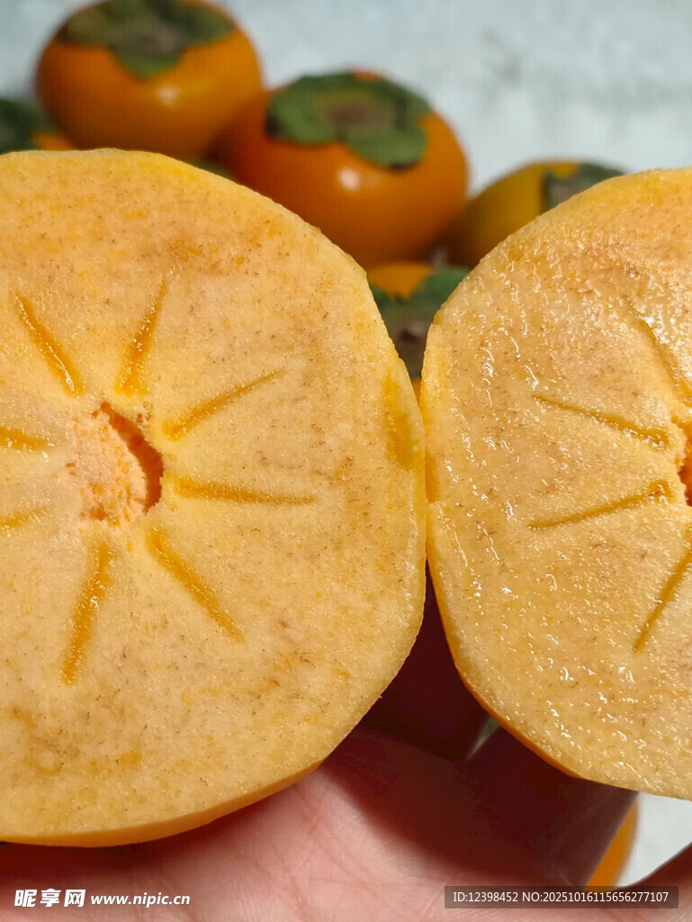 切开的新鲜柿子果肉饱满