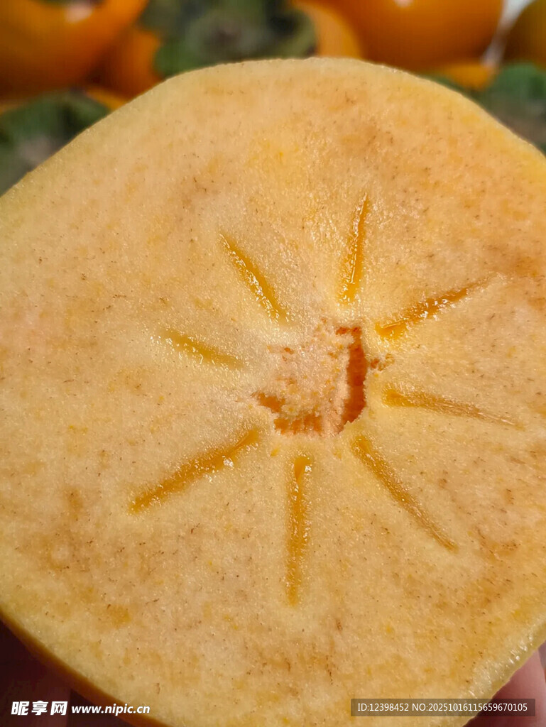 切开的新鲜黄心柿子