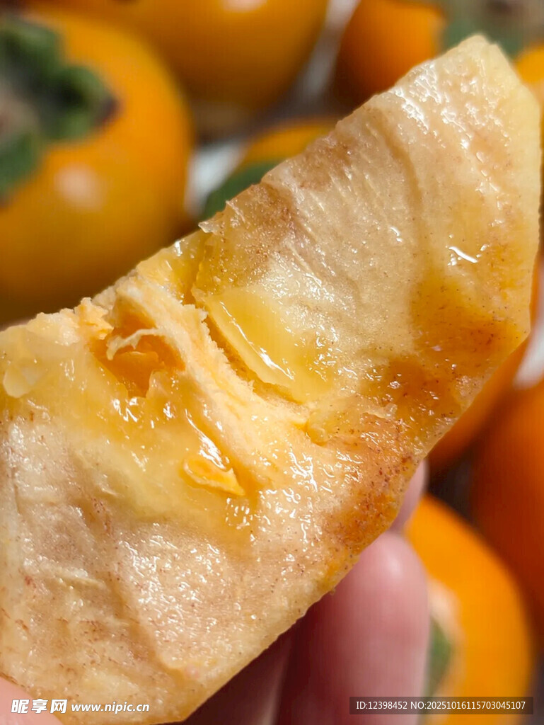 掰开的软糯柿子果肉诱人