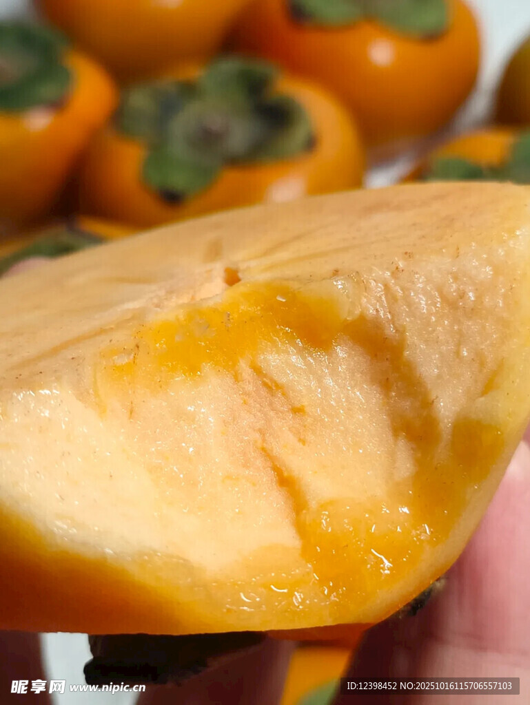 掰开的软糯香甜柿子果肉