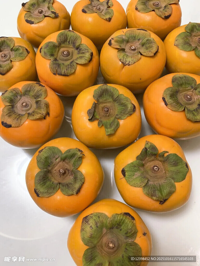 一盘饱满诱人的新鲜柿子