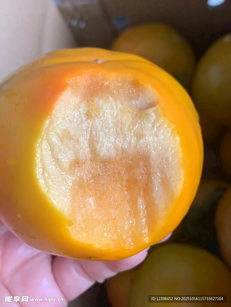 剥开的橙黄色柿子果肉