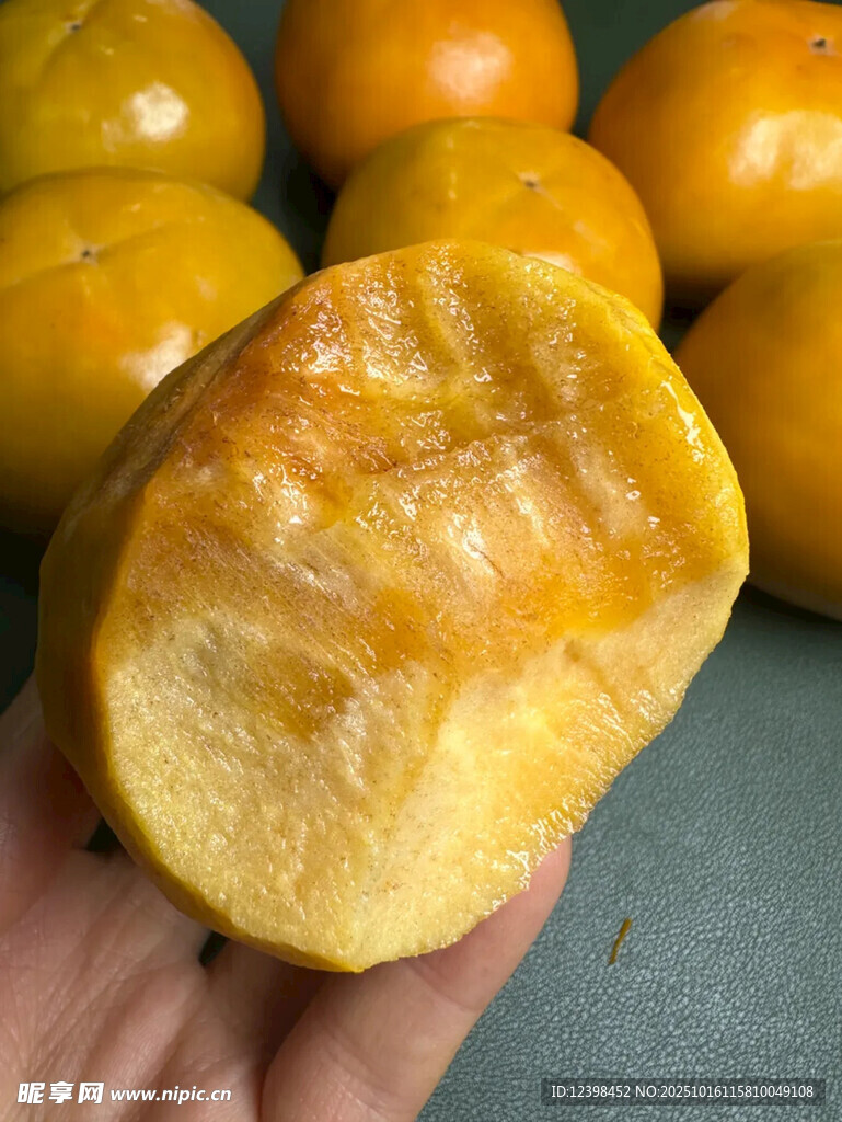 剥开的香甜多汁黄柿子