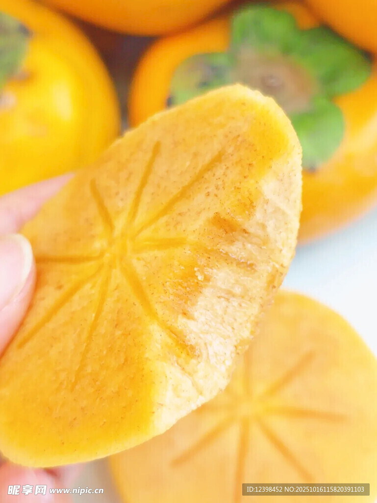 手捧切开的美味柿子