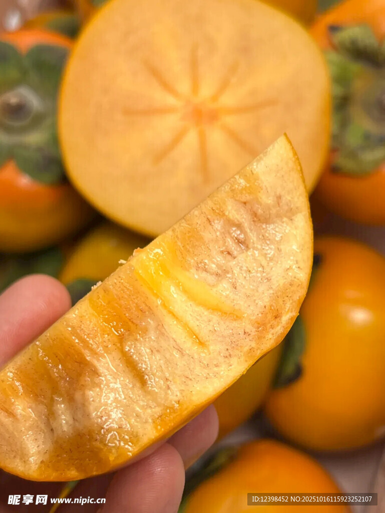 手捧切开的新鲜甜柿子