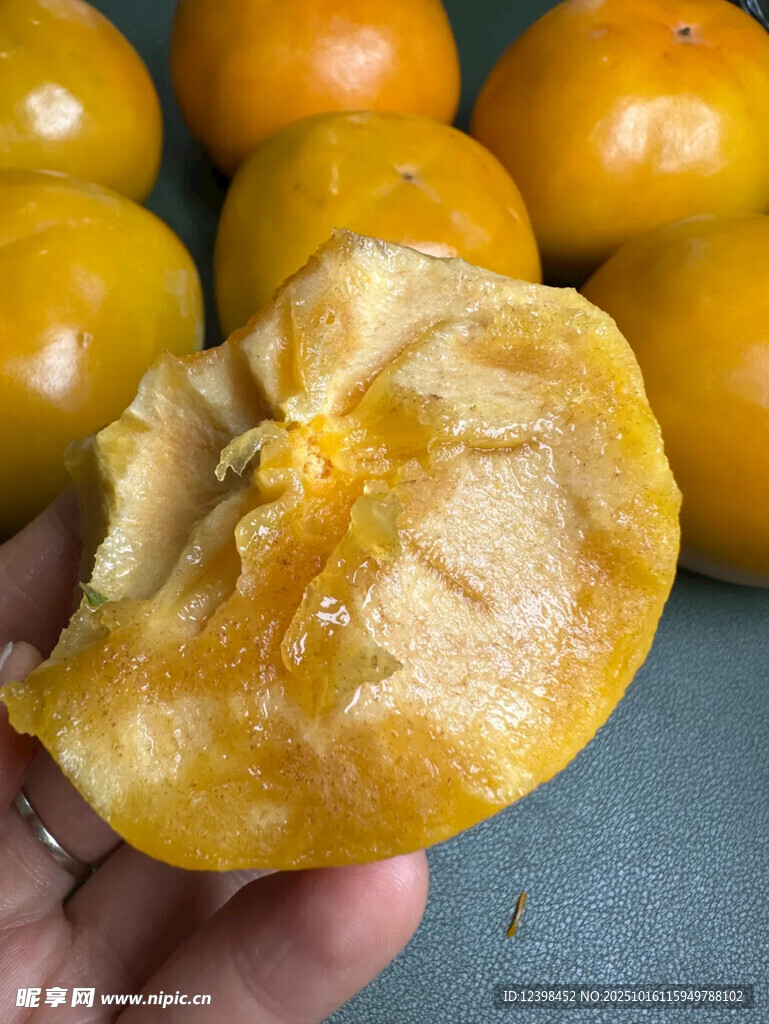 剥开的美味柿子特写