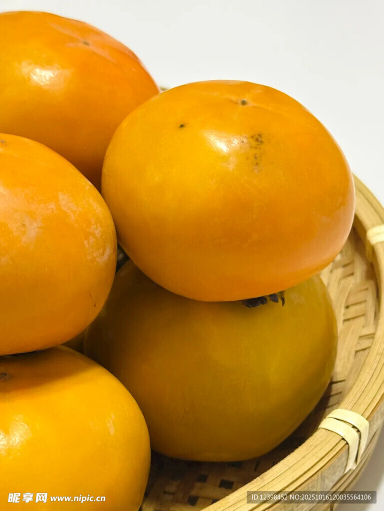 竹篮中的新鲜柿子