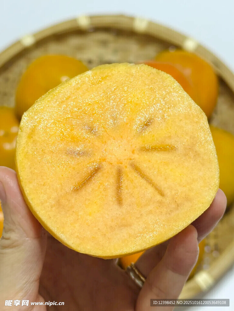 手捧切开的香甜软糯柿子