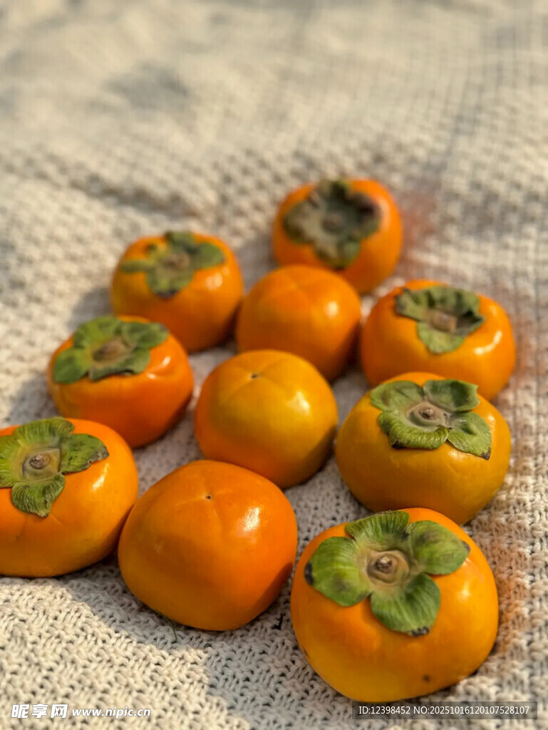 摆放整齐的新鲜小柿子