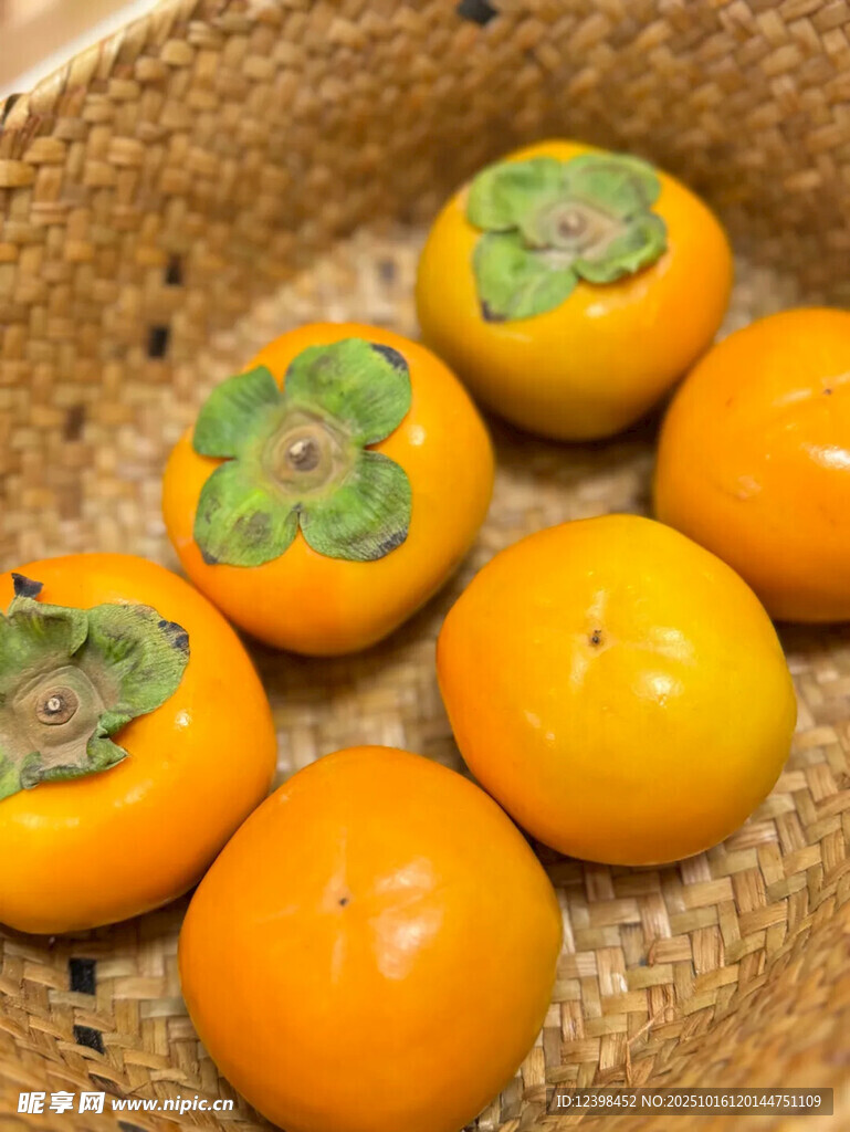 竹篮中的新鲜柿子