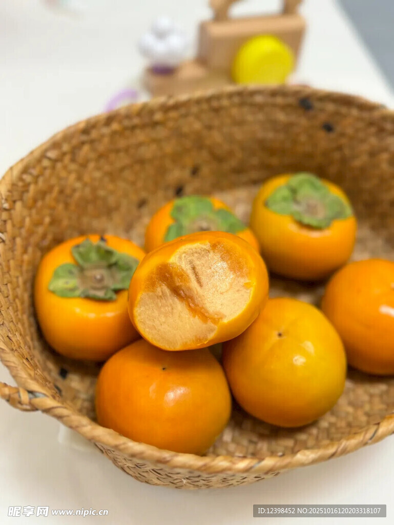 竹篮中的新鲜柿子