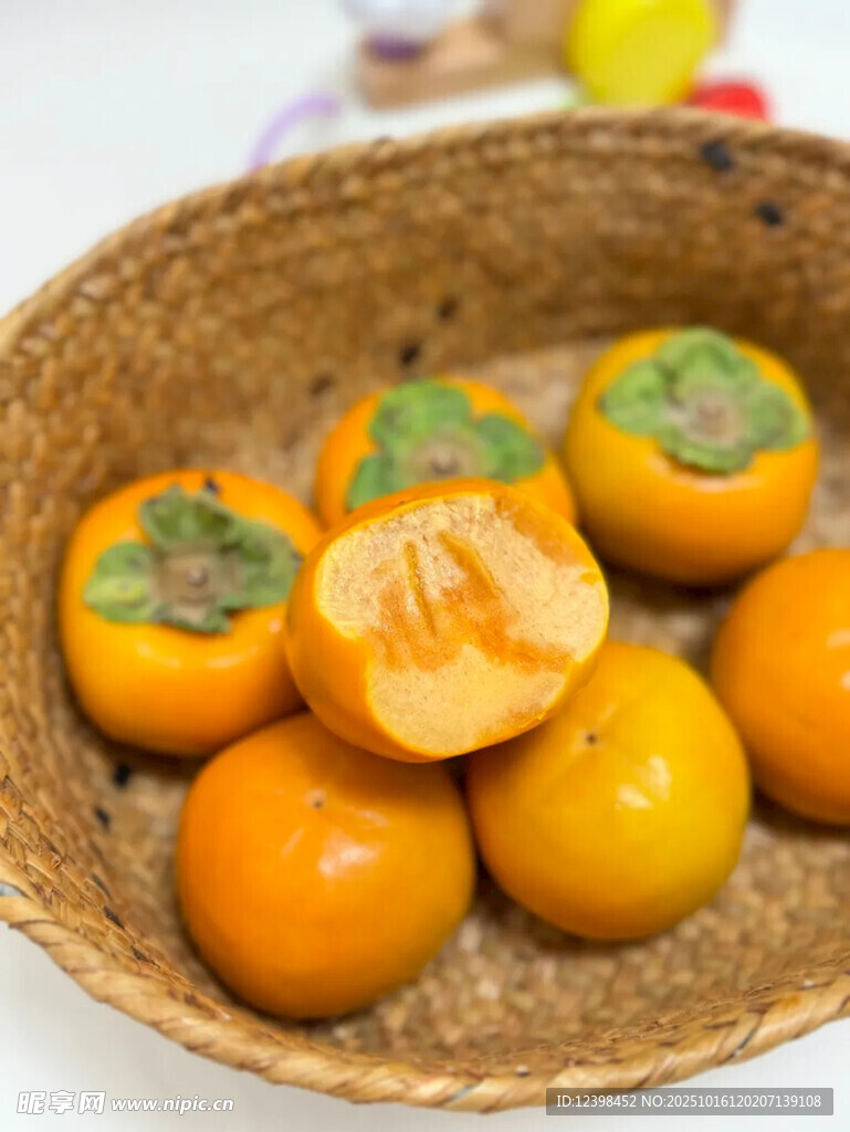 竹篮里的新鲜柿子