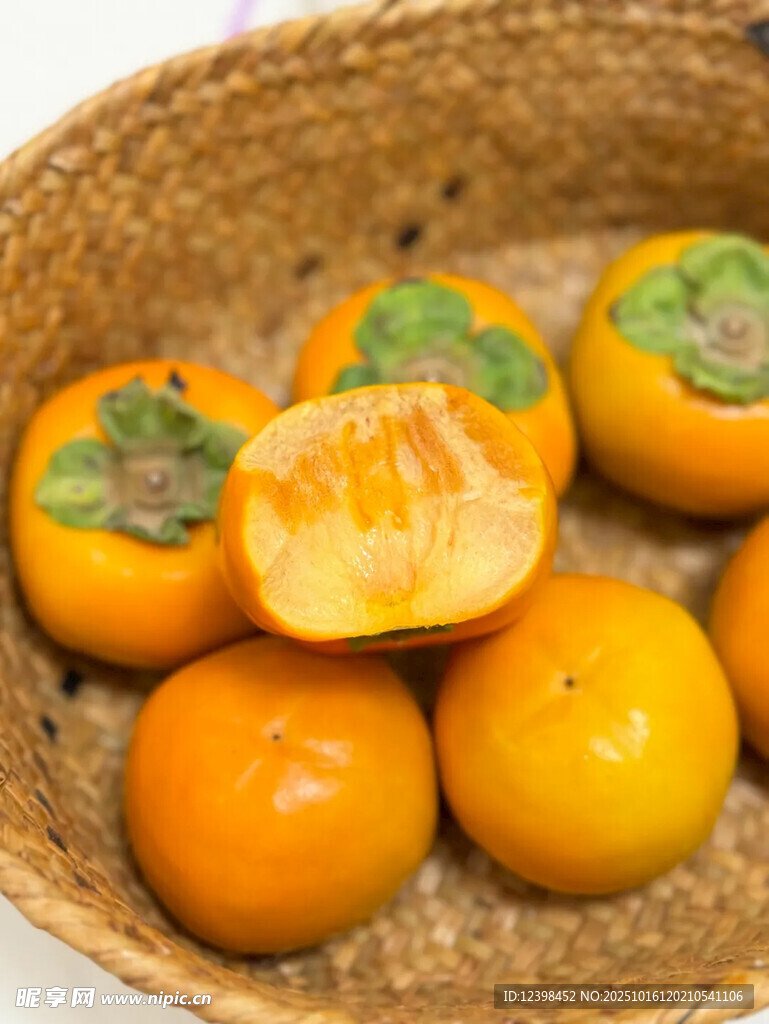 竹篮中的新鲜柿子