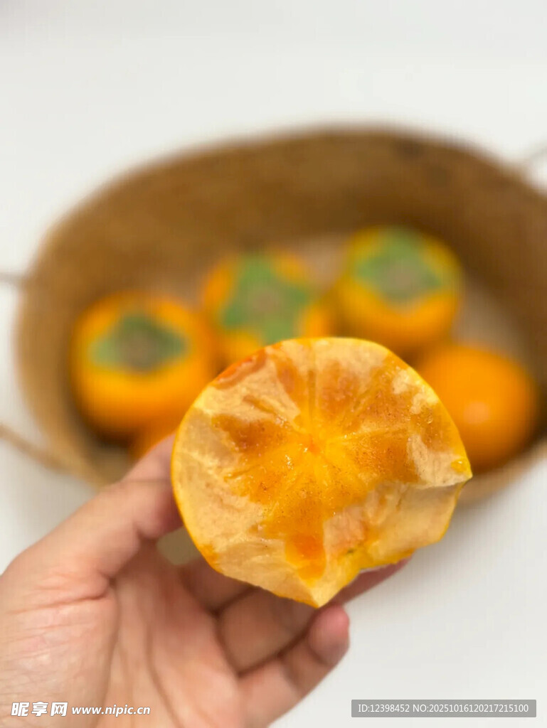 手捧剥开的香甜柿子