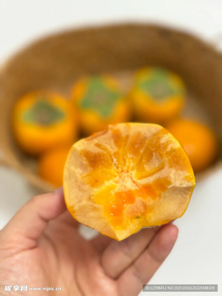 手捧剥开的新鲜甜柿子