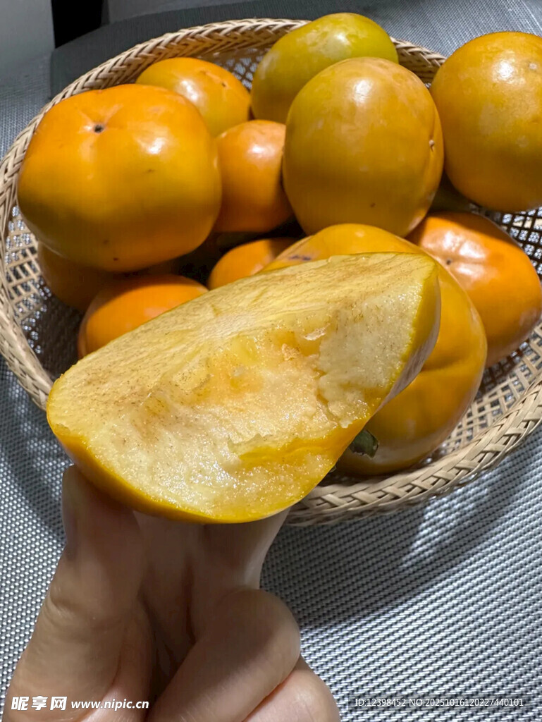 手捧竹篮里的美味柿子