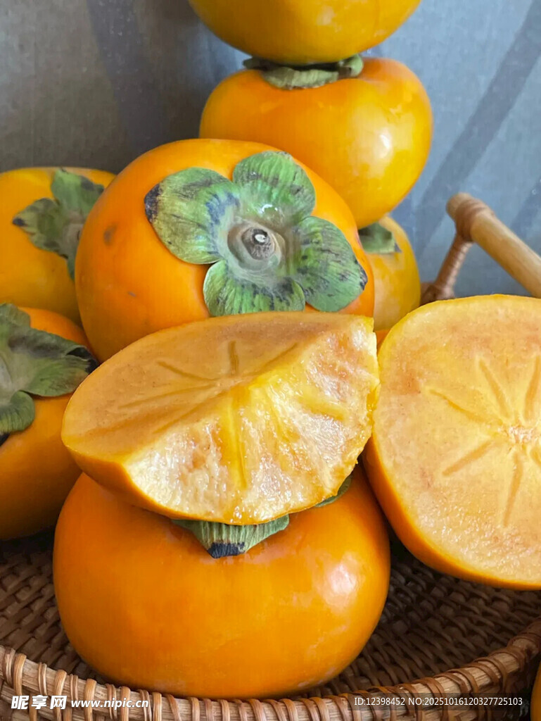 竹篮中的新鲜甜柿子
