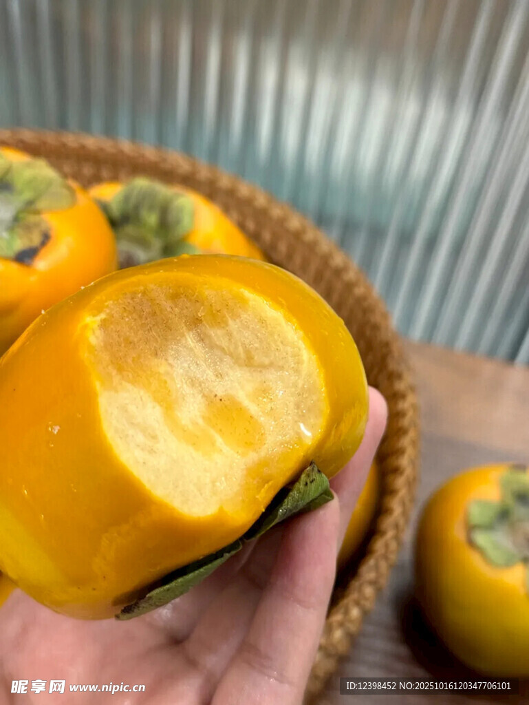 手捧美味切开的金黄柿子