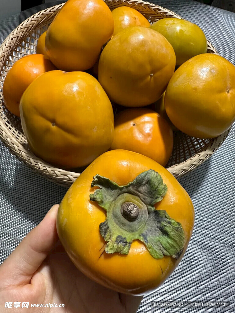 手捧篮中鲜柿