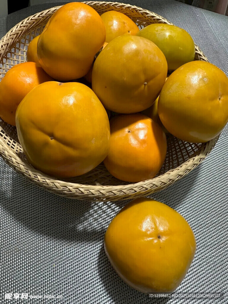 竹篮中的新鲜黄澄澄柿子