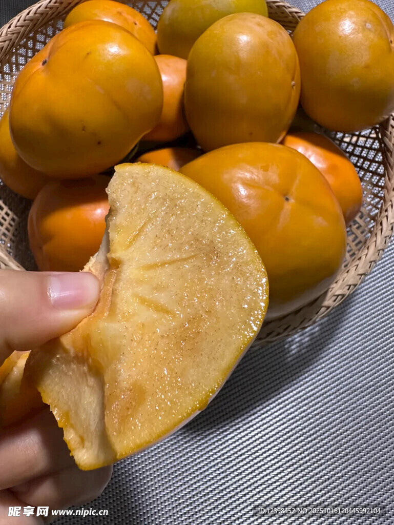 手剥甜柿子