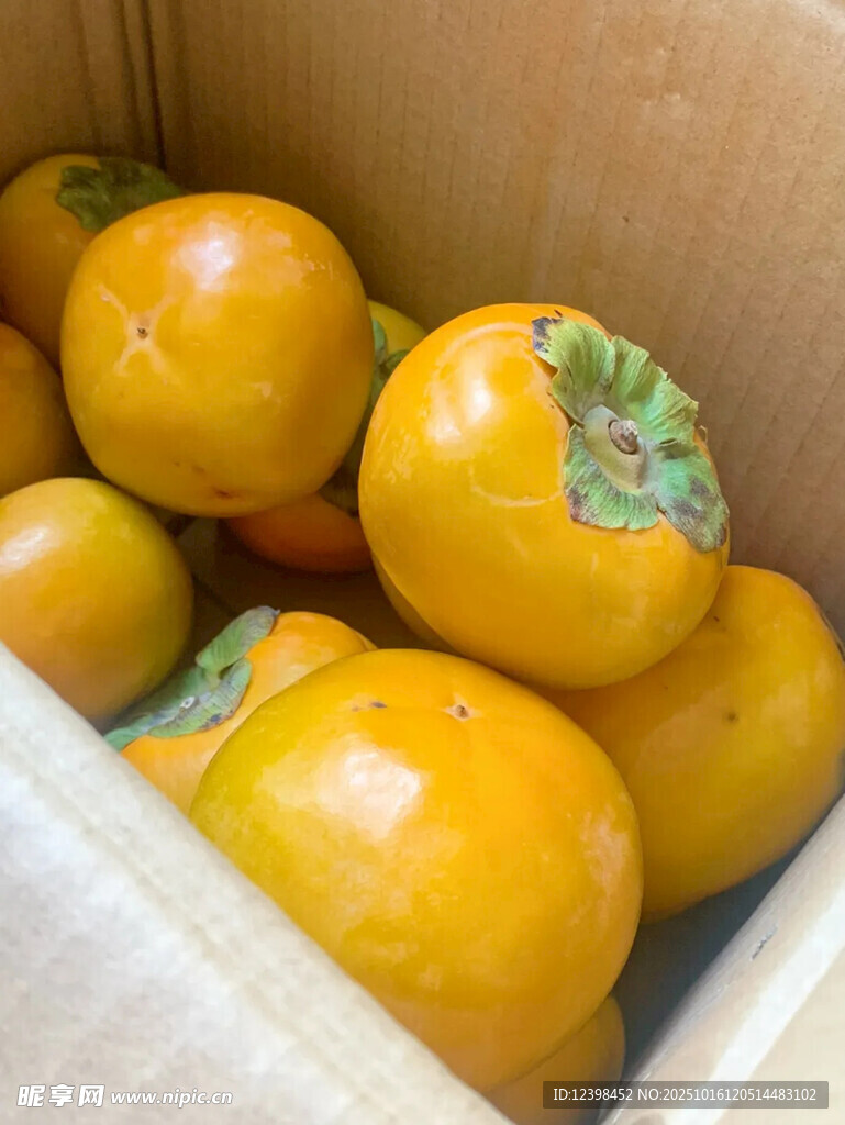 箱中黄澄澄的新鲜柿子