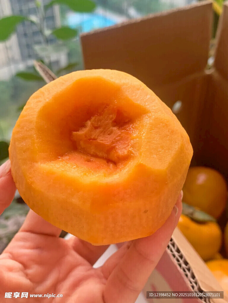 手捧咬过的美味黄桃