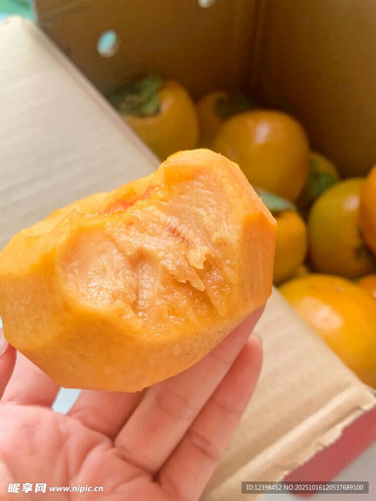 手拿切开的美味黄桃