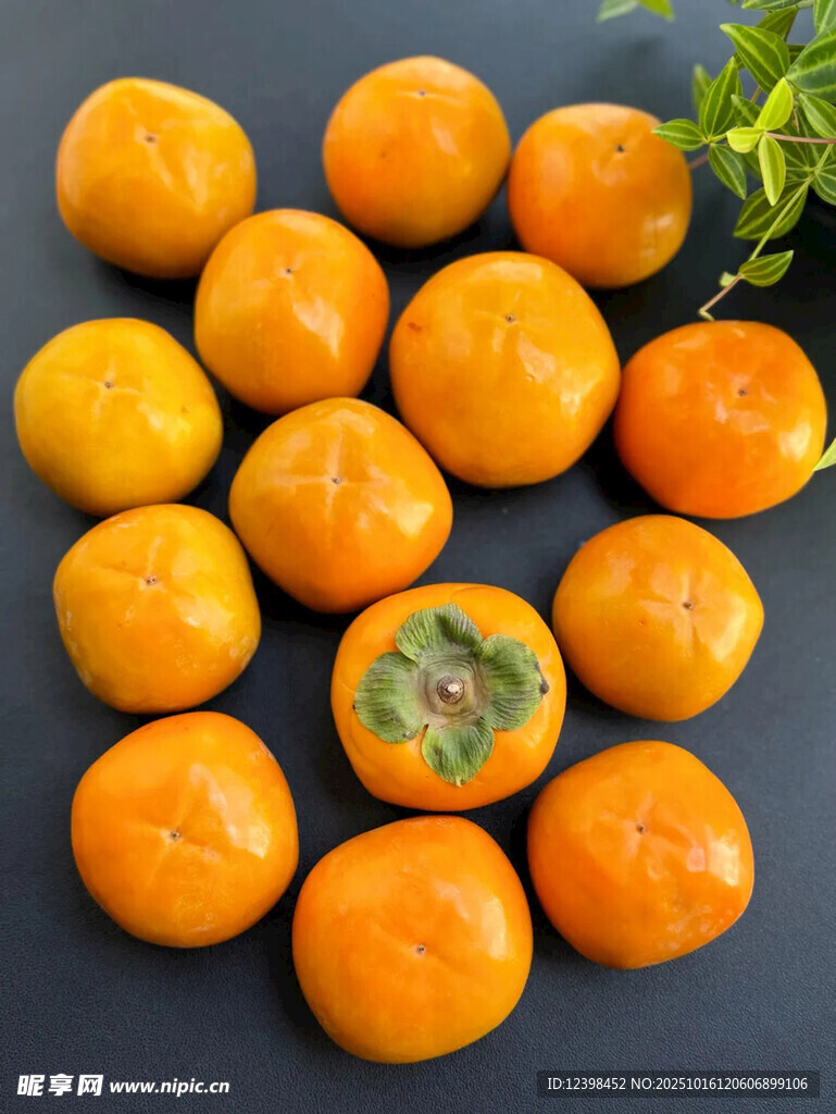新鲜饱满的橙色柿子