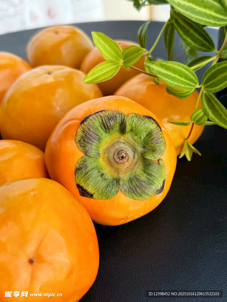 新鲜柿子摆拍