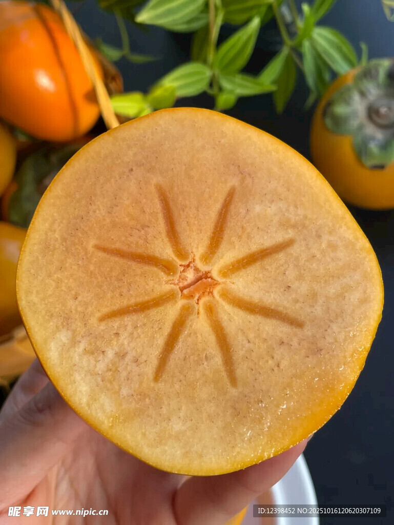切开的诱人黄柿子