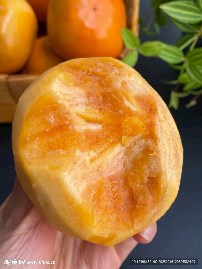 手捧金黄诱人的脆甜柿子