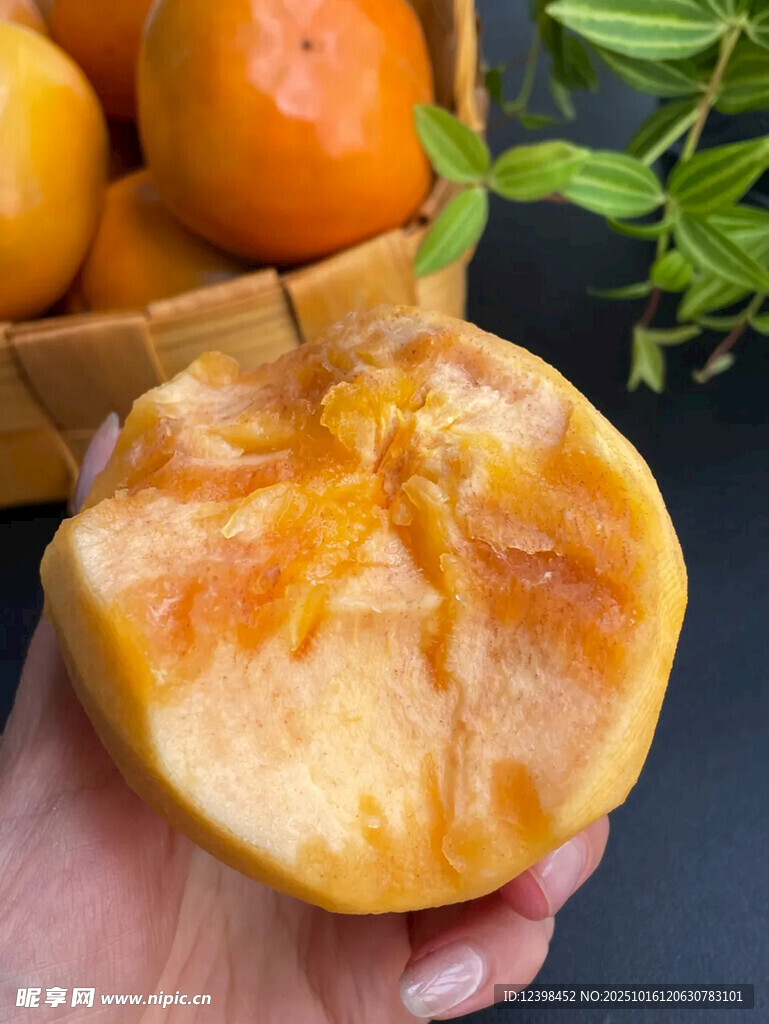 手捧多汁剥开的黄心柿子