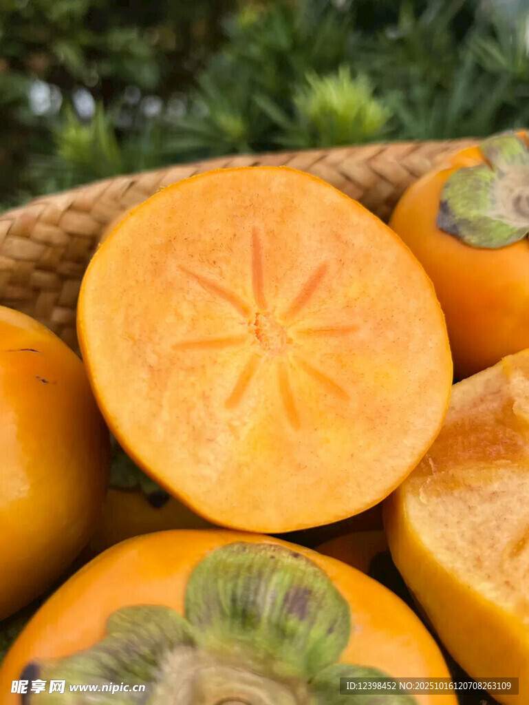 新鲜柿子