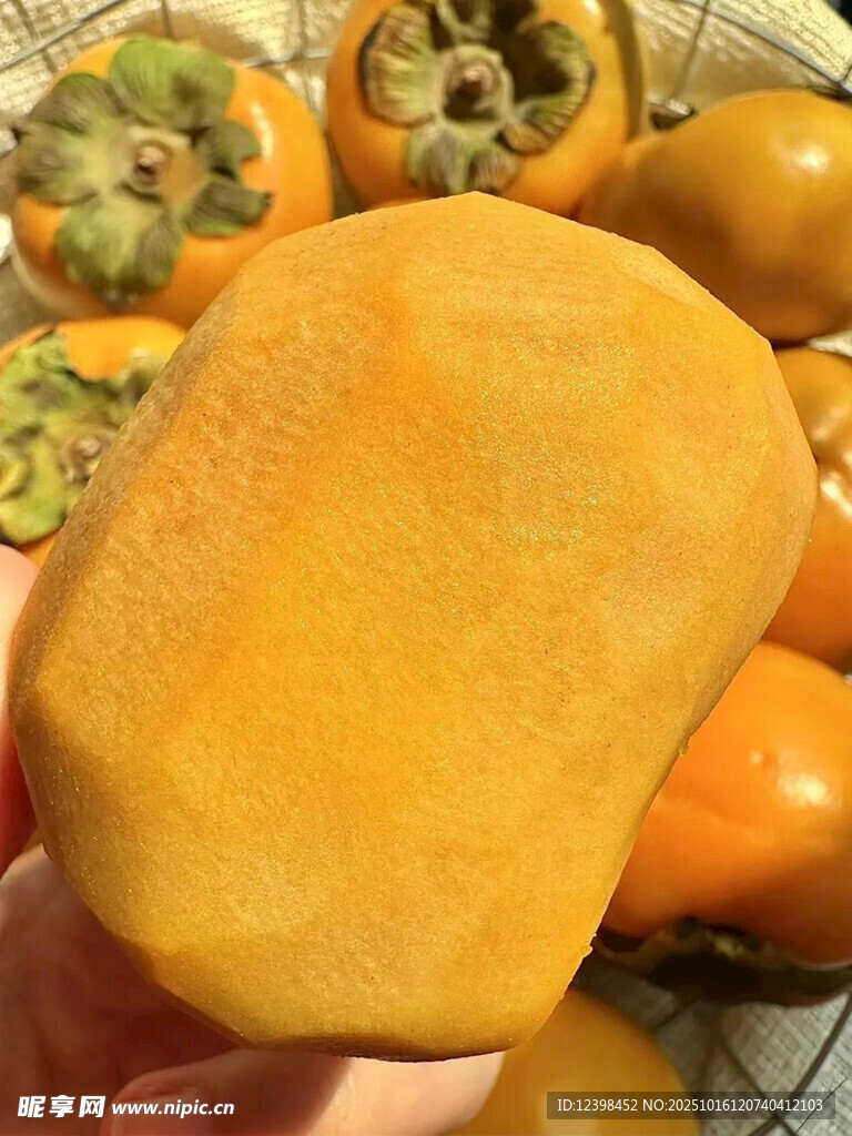 手捧金黄甜柿子