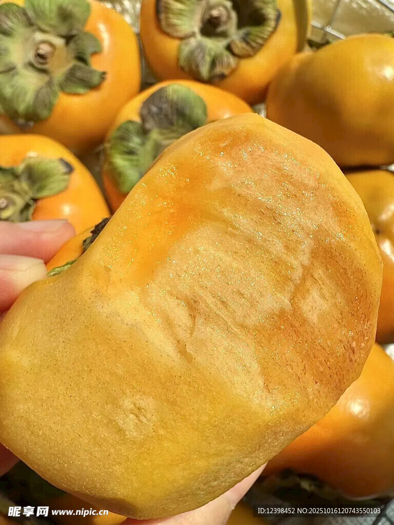 手捧金黄甜柿子