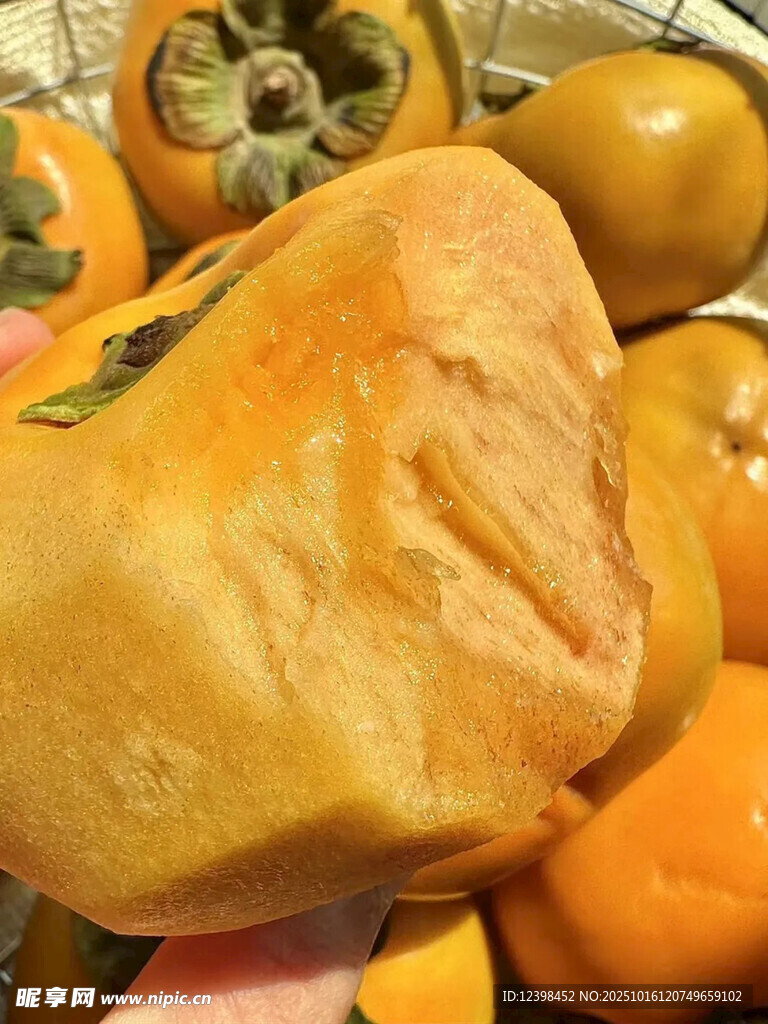 新鲜饱满的多样柿子果实