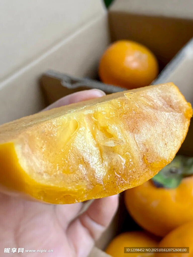 剥开的美味柿子果肉诱人