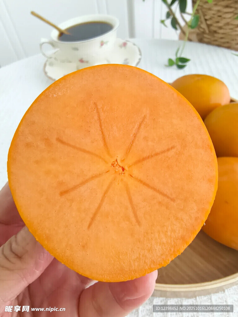 手捧新鲜切开的甜软柿子
