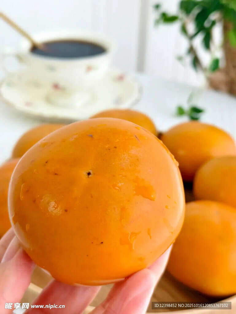 手捧新鲜柿子