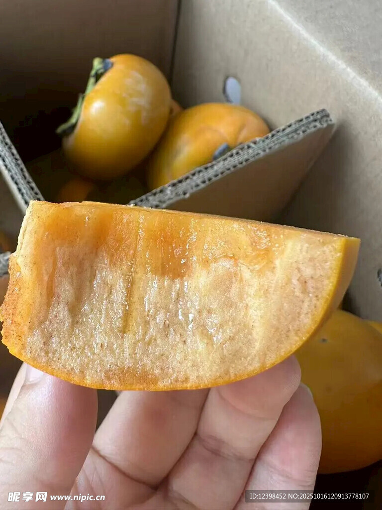 手捧切开的美味金柿子