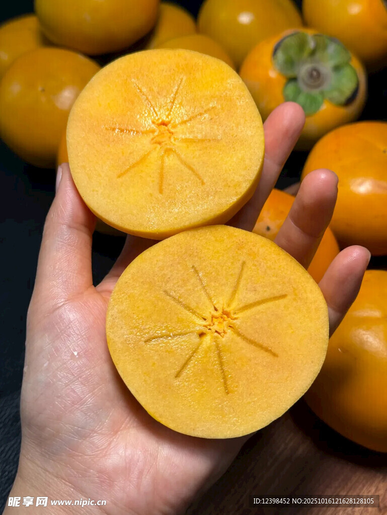 手捧切开的新鲜甜柿子