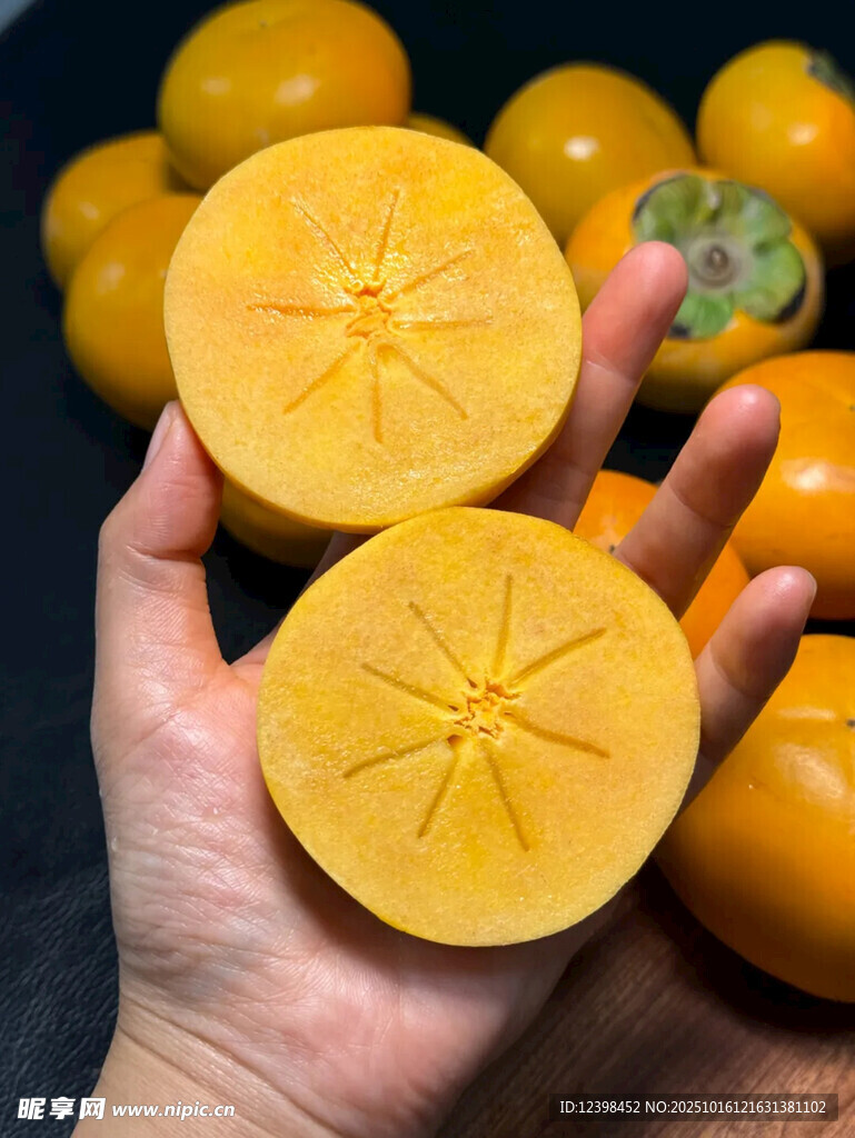 手捧切开的新鲜黄柿子