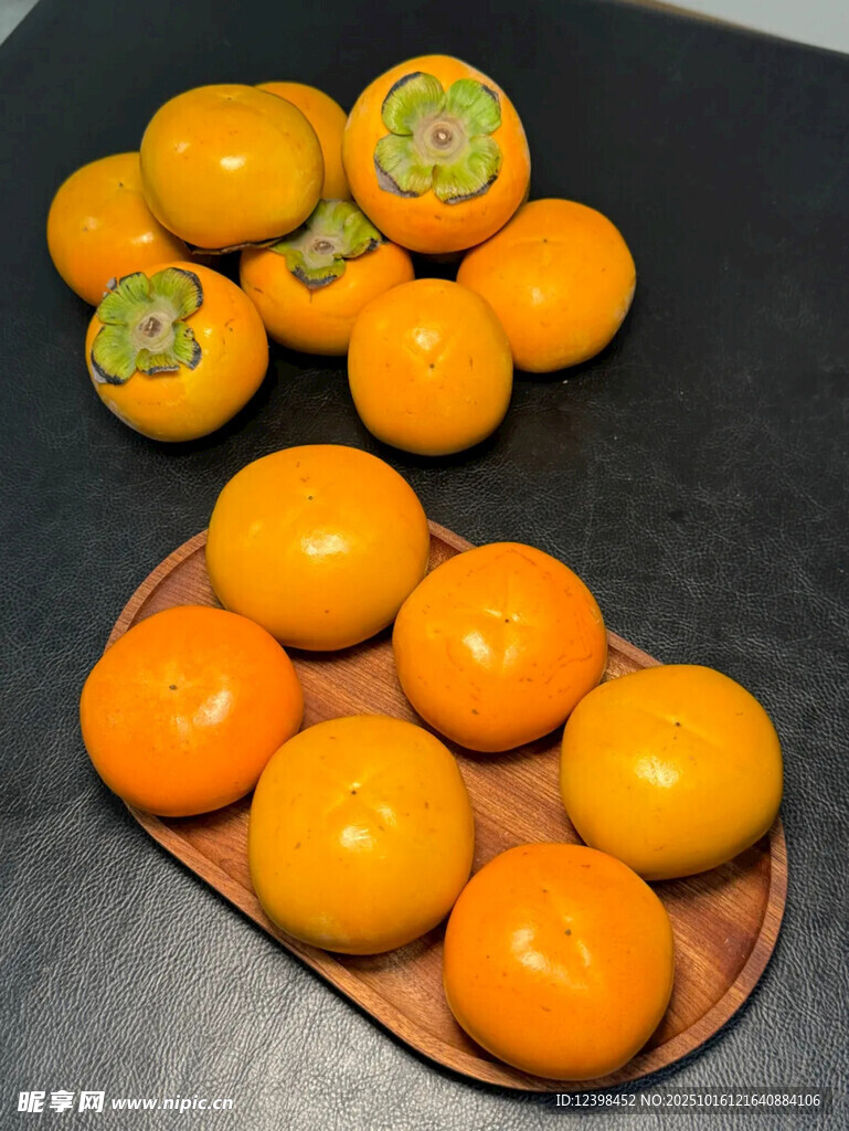 木盘上摆放的新鲜柿子